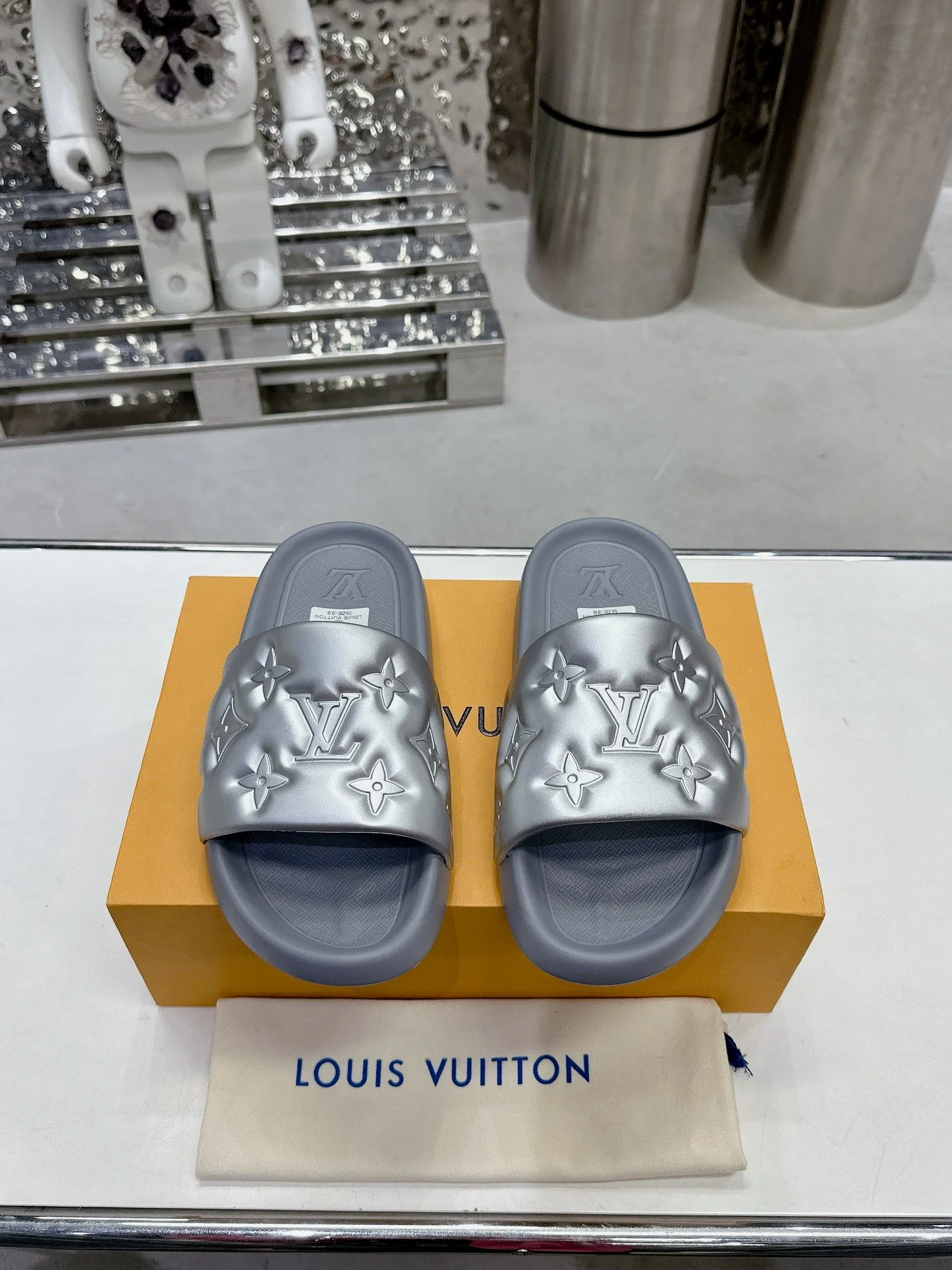 [L Home] P: 280💰 ▪️Shoe size: Women's 35-40 Men's 38-46▪️Packaging: Counter top quality~original packaging 𝟐𝟎𝟐5 Louis Vuitton counter's new embossed slippers, lv monogram embossed slippers, Waterfront sandals are back with a new look, and the upper buckle is embossed with lv's iconic Monogram pattern. Made of waterproof rubber with a comfortable and resilient insole. The lightweight, flexible outsole is embossed with the Louis Vuitton logo. ▪️Fabric: Original molded rubber foam surface ▪️Technology: embossed logo ▪️Sole: Original molded rubber foam outsole ▪️Sole thickness: 3CM.